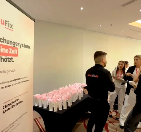 Der BeauFix-Stand mit Roll-up, Geschenktüten und Besucherinnen