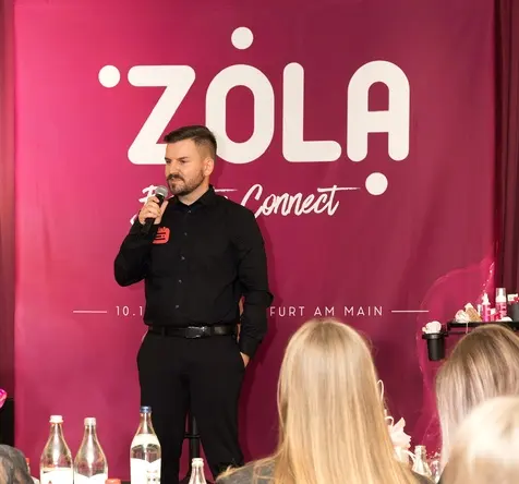 Marcel Speerschneider spricht auf der Bühne der ZÓLA Beauty Connect in Frankfurt vor Publikum